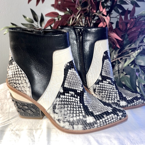 Gianni Bini Women's Black and White Leather Snakeskin Bootie - Picture 3 of 6